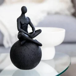Statuette sur boule